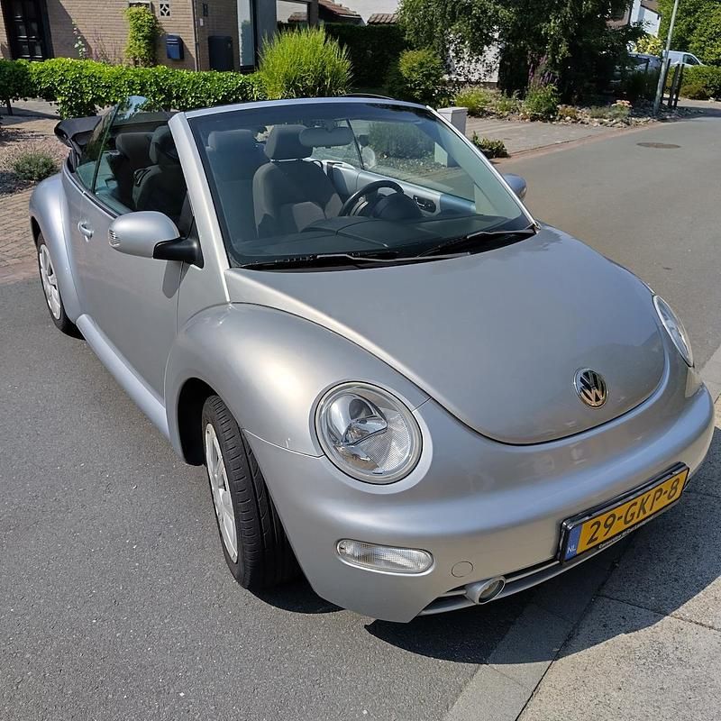 Grijs (metallic) Gebruikt 2005 VW Beetle Comfortline Cabriolet | € 2.800 (Goede deal) - Afbeelding 1/4