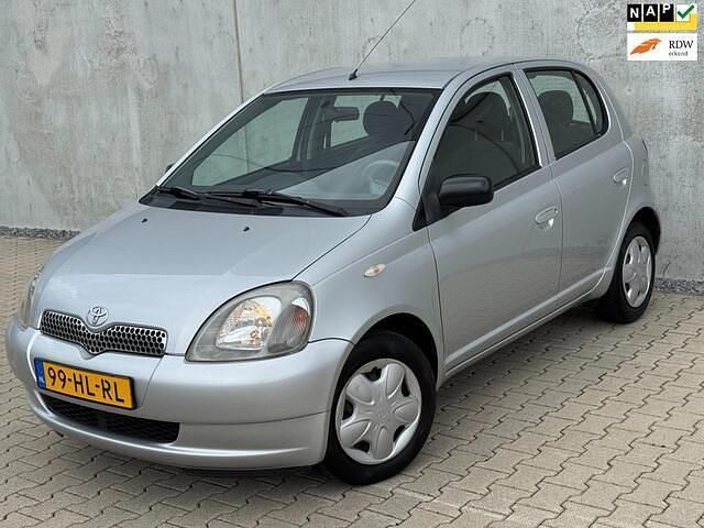 Grijs Gebruikt 2001 Toyota Yaris Sol Hatchback | € 1.890 (Eerlijke prijs) - Afbeelding 1/4