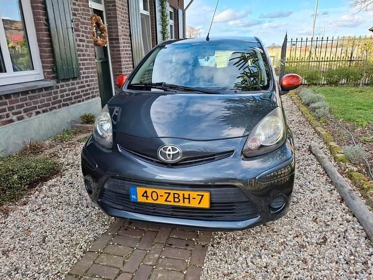 Occasion Toyota Aygo 68 PK (50 kW) 2012 Grijs Hatchback
