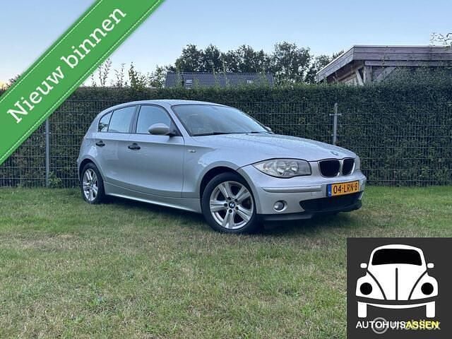 Grijs Gebruikt 2006 BMW 116 Hatchback | € 2.148 (Eerlijke prijs) - Afbeelding 1/4