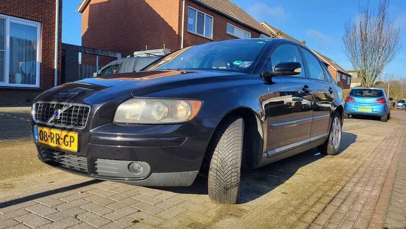 Zwart Gebruikt 2005 Volvo S40 Momentum Sedan | € 3.300 (Eerlijke prijs) - Afbeelding 1/4