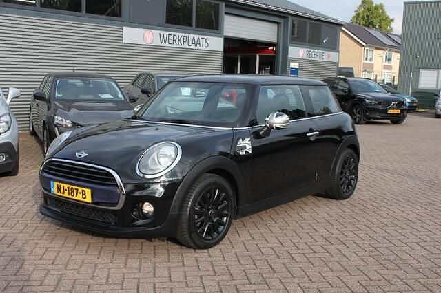 Zwart Gebruikt 2017 Mini Cooper Business Hatchback | € 12.950 (Goede deal) - Afbeelding 1/4