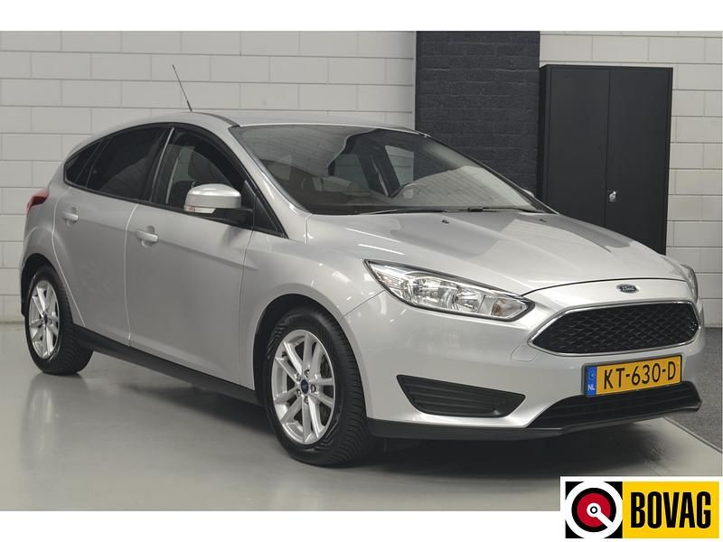 Grijs Gebruikt 2016 Ford Focus Trend Hatchback | € 9.950 (Eerlijke prijs) - Afbeelding 1/4