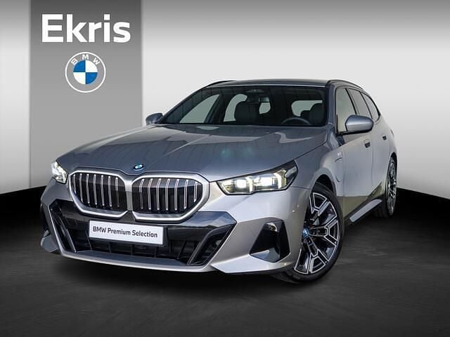 Grijs (metallic) Occasion 2025 BMW 530e Comfort Edition Stationwagen | € 66.995 (Duur) - Afbeelding 1/4