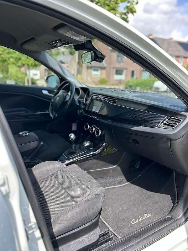 Wit Gebruikt 2011 Alfa Romeo Giulietta Distinctive MPV | € 4.500 (Goede deal) - Afbeelding 1/4