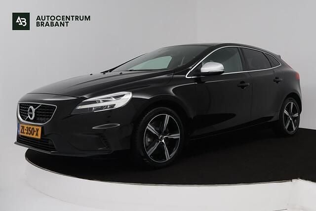 Zwart Gebruikt 2019 Volvo V40 Stationwagen | € 16.945 (Eerlijke prijs) - Afbeelding 1/4