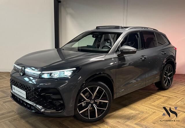 Grijs Gebruikt 2024 VW Tiguan R-line SUV | € 49.940 (Duur) - Afbeelding 1/4