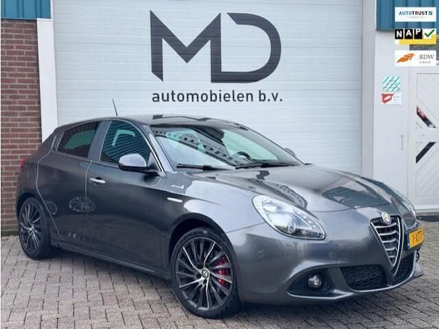 Grijs, metallic lak Gebruikt 2014 Alfa Romeo Giulietta Exclusive Hatchback | € 7.999 (Eerlijke prijs) - Afbeelding 1/4