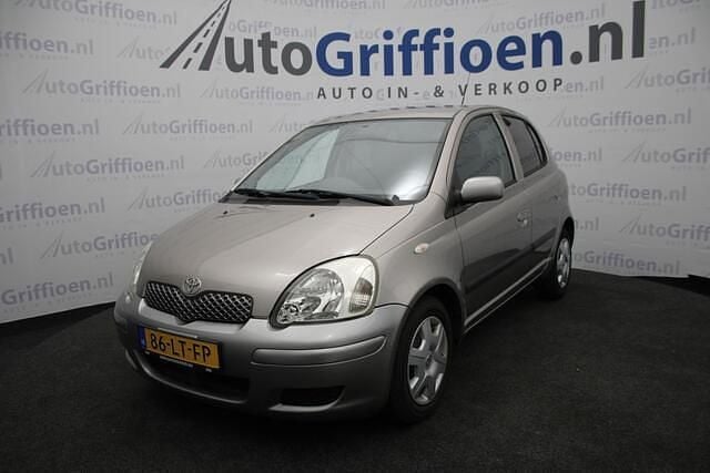 Grijs (metallic) Occasion 2003 Toyota Yaris Sol Hatchback | € 2.990 (Eerlijke prijs) - Afbeelding 1/4