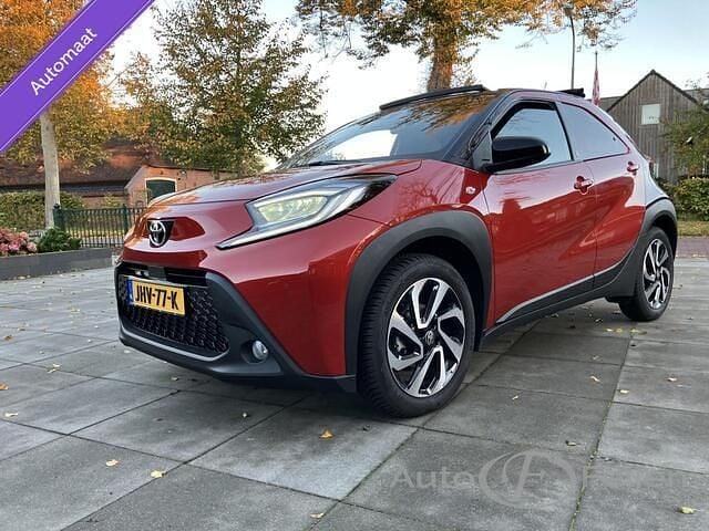Rood Gebruikt 2024 Toyota Aygo Envy Hatchback | € 21.950 (Eerlijke prijs) - Afbeelding 1/4