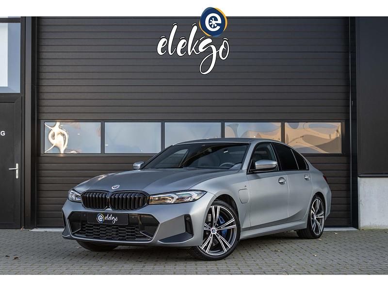 Blauw Occasion 2022 BMW 330 M Sport Sedan | € 39.950 (Iets duurder) - Afbeelding 1/4