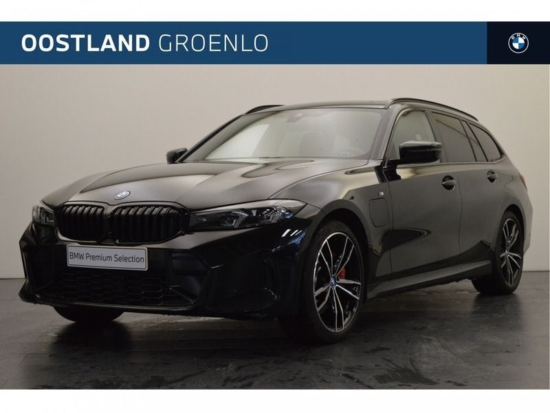Saphirschwarz (donker zwart metallic) Gebruikt 2024 BMW 320e Comfort Edition Stationwagen | € 48.450 (Duur) - Afbeelding 1/4