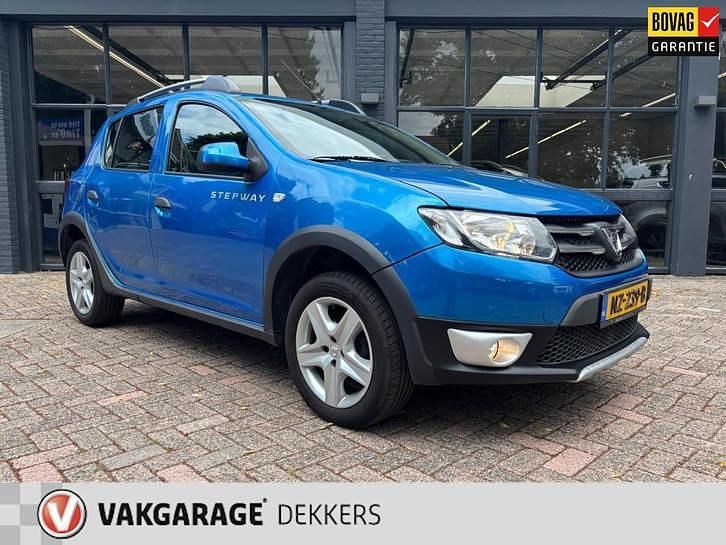 Blauw Gebruikt 2014 Dacia Sandero Lauréate Hatchback | € 7.300 (Eerlijke prijs) - Afbeelding 1/4