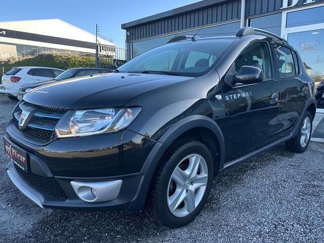 Zwart Occasion 2014 Dacia Sandero Hatchback | € 8.300 (Duur) - Afbeelding 1/4