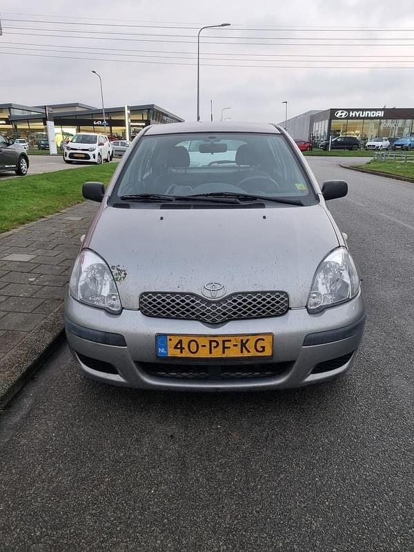 Zilver Gebruikt 2004 Toyota Yaris Hatchback | € 1.400 (Super prijs) - Afbeelding 1/4