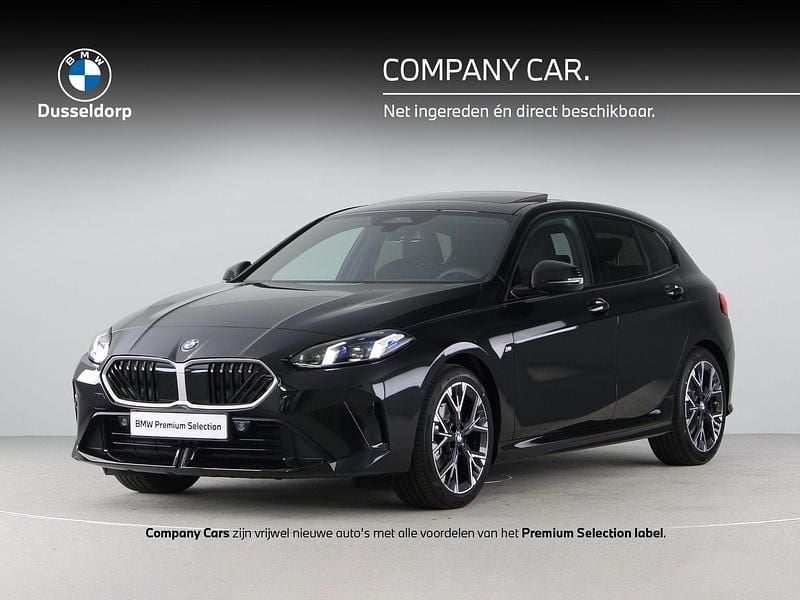 Zwart, metallic lak Gebruikt 2025 BMW 120 Comfort Edition Hatchback | € 43.900 (Goede deal) - Afbeelding 1/4