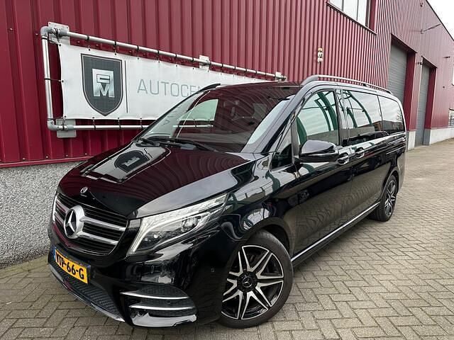 Zwart (metallic) Occasion 2018 Mercedes V250 AMG line MPV | € 29.995 (Goede deal) - Afbeelding 1/4