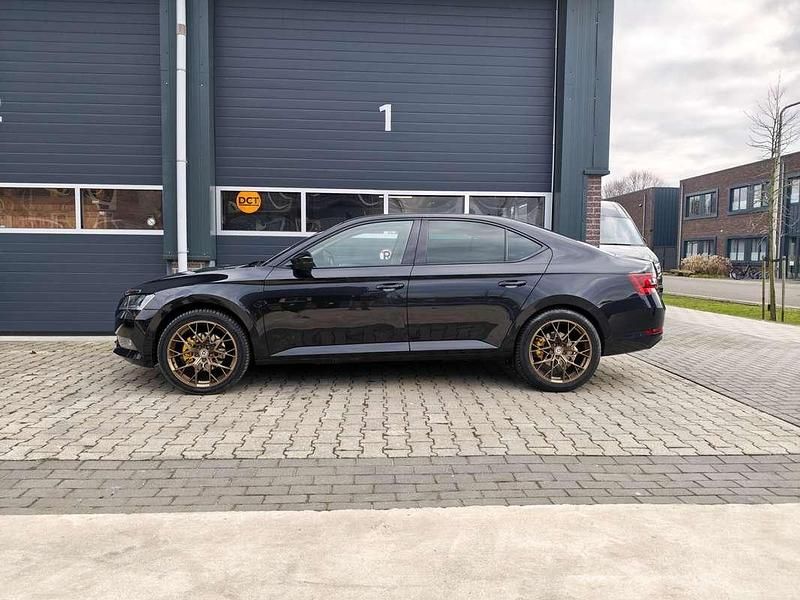 Zwart Occasion 2017 Skoda Superb Style Sedan | € 9.750 (Goede deal) - Afbeelding 1/4