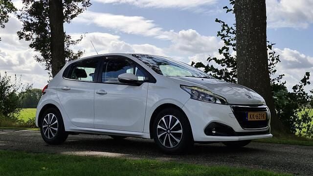 Wit Gebruikt 2016 Peugeot 208 Hatchback | € 4.500 (Goede deal) - Afbeelding 1/4