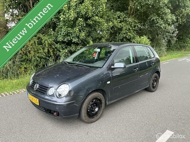 Blauw Occasion 2003 VW Polo Highline Hatchback | € 900 (Goede deal) - Afbeelding 1/4