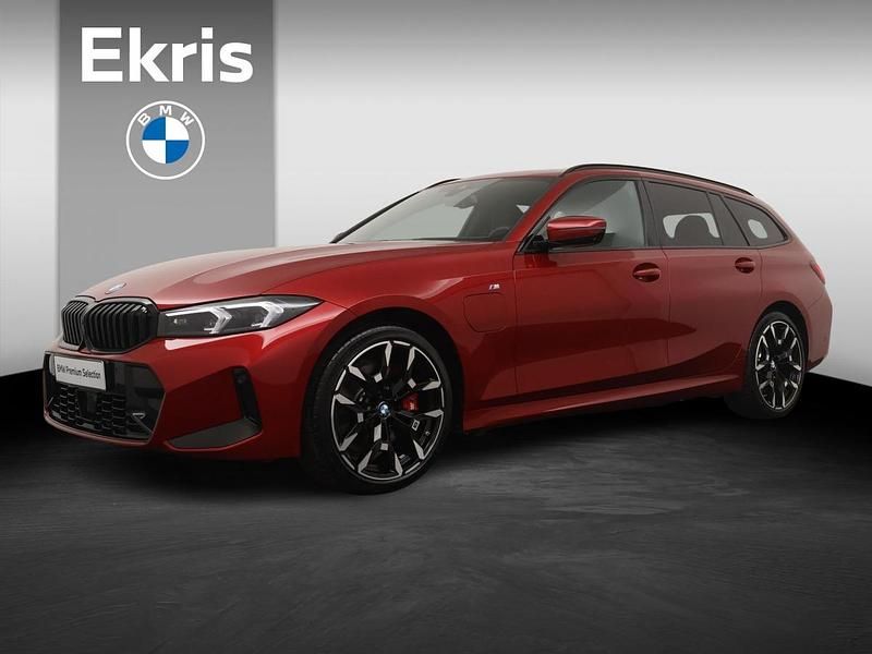 Rood Gebruikt 2025 BMW 330e M Sport Stationwagen | € 57.900 (Eerlijke prijs) - Afbeelding 1/4
