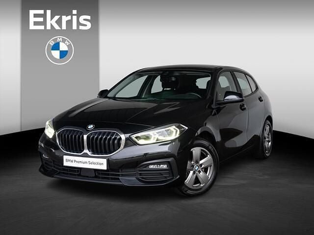 Zwart (metallic) Gebruikt 2022 BMW 118 Executive Hatchback | € 22.995 (Goede deal) - Afbeelding 1/4