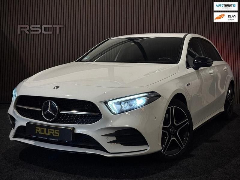Wit Occasion 2020 Mercedes A250 Premium Plus Hatchback | € 23.450 (Super prijs) - Afbeelding 1/4