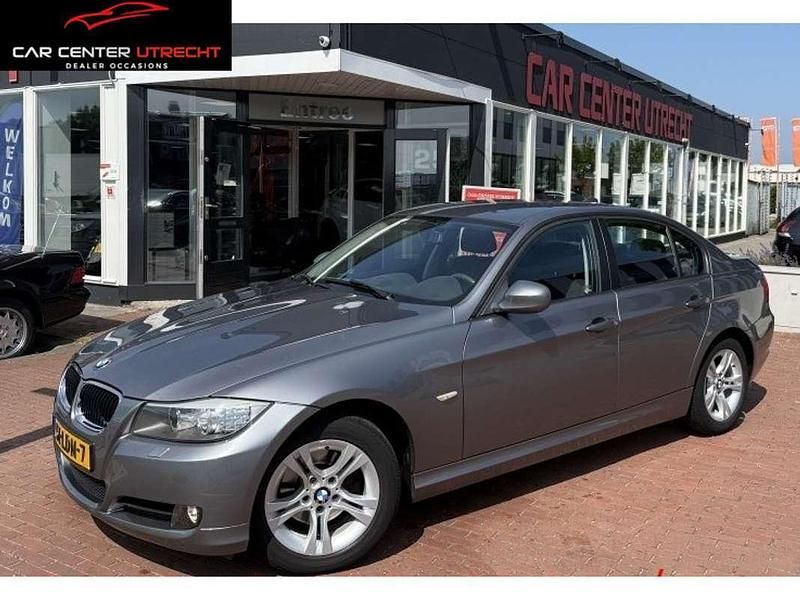 Grijs, metallic lak Gebruikt 2010 BMW 316 Sedan | € 9.949 (Iets duurder) - Afbeelding 1/4