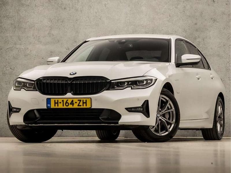 Wit Gebruikt 2020 BMW 330e Sport Line Sedan | € 23.945 (Goede deal) - Afbeelding 1/4