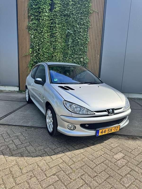 Grijs Gebruikt 2006 Peugeot 206 Quiksilver Hatchback | € 1.400 (Eerlijke prijs) - Afbeelding 1/4