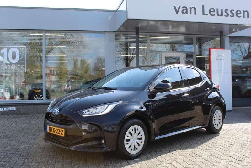 Zwart Gebruikt 2021 Toyota Yaris Hybrid Hatchback | € 19.900 (Goede deal) - Afbeelding 1/4