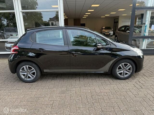 Zwart Gebruikt 2014 Peugeot 208 Envy Hatchback | € 6.499 (Eerlijke prijs) - Afbeelding 1/4