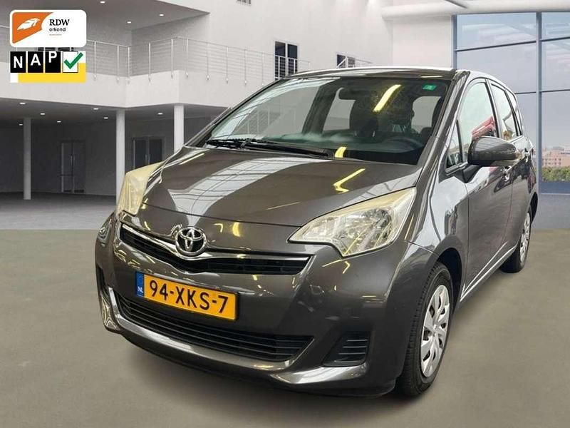 Grijs Occasion 2012 Toyota Verso-S MPV | € 5.499 (Eerlijke prijs) - Afbeelding 1/4