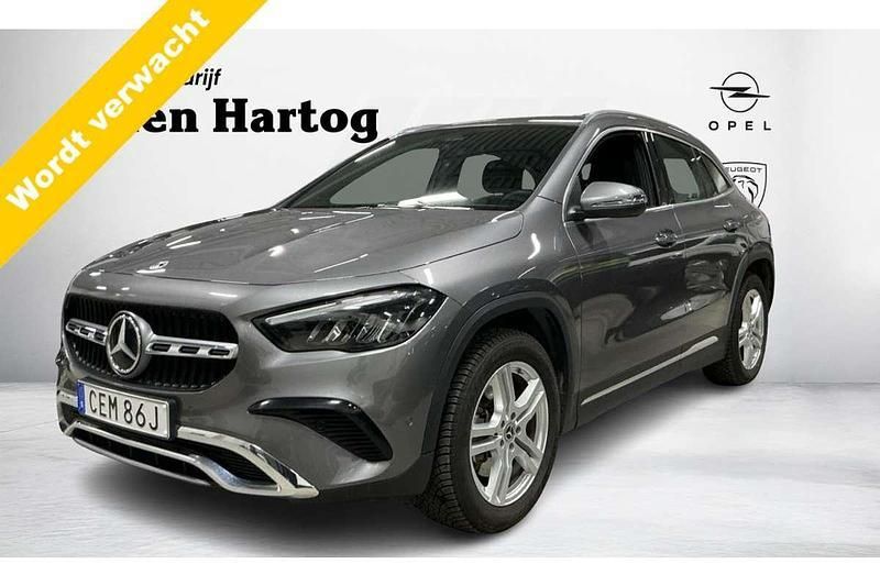 Grijs, metallic lak Gebruikt 2024 Mercedes GLA250 Business SUV | € 42.950 (Goede deal) - Afbeelding 1/4