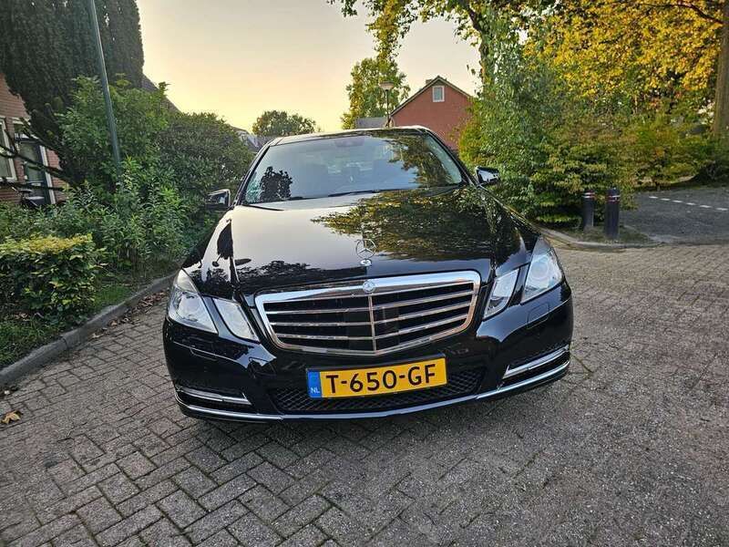 Zwart Gebruikt 2010 Mercedes E250 Avantgarde Sedan | € 13.945 (Goede deal) - Afbeelding 1/4