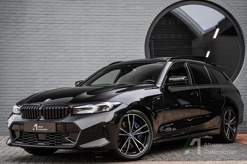 Zwart Occasion 2025 BMW 330e Comfort Edition Stationwagen | € 43.550 (Super prijs) - Afbeelding 1/3