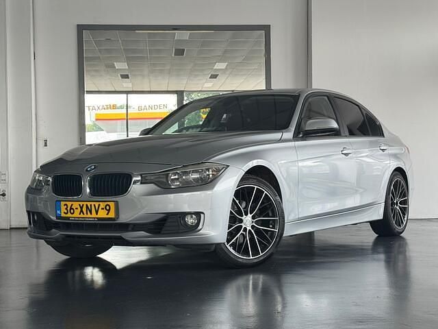 Grijs Gebruikt 2012 BMW 320 Executive Sedan | € 7.950 (Goede deal) - Afbeelding 1/3