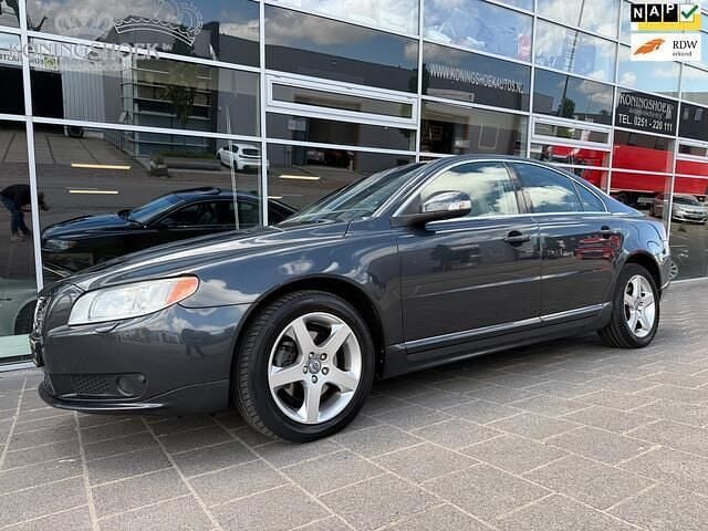 Grijs, metallic lak Gebruikt 2008 Volvo S80 Summum Sedan | € 8.950 (Iets duurder) - Afbeelding 1/4