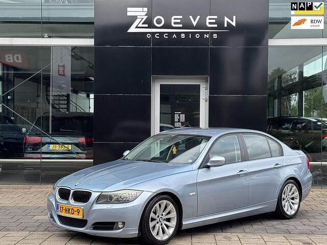 Blauw, metallic lak Gebruikt 2009 BMW 320 Executive Sedan | € 6.995 (Eerlijke prijs) - Afbeelding 1/4