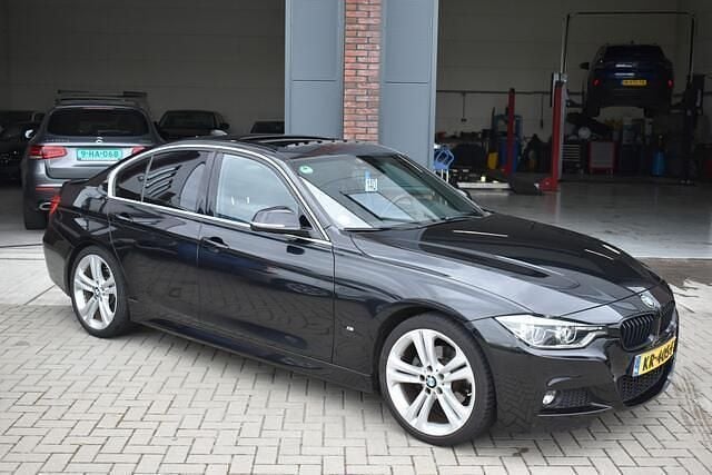 Zwart Gebruikt 2016 BMW 330 Executive Sedan | € 15.450 (Goede deal) - Afbeelding 1/4