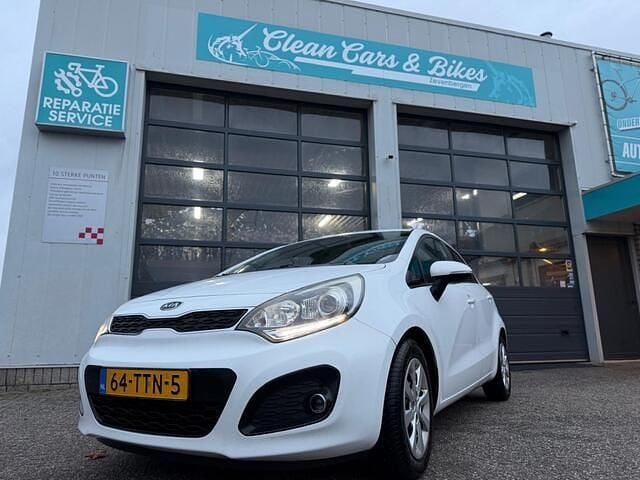 Wit Occasion 2012 Kia Rio Plus Hatchback | € 6.450 (Eerlijke prijs) - Afbeelding 1/4