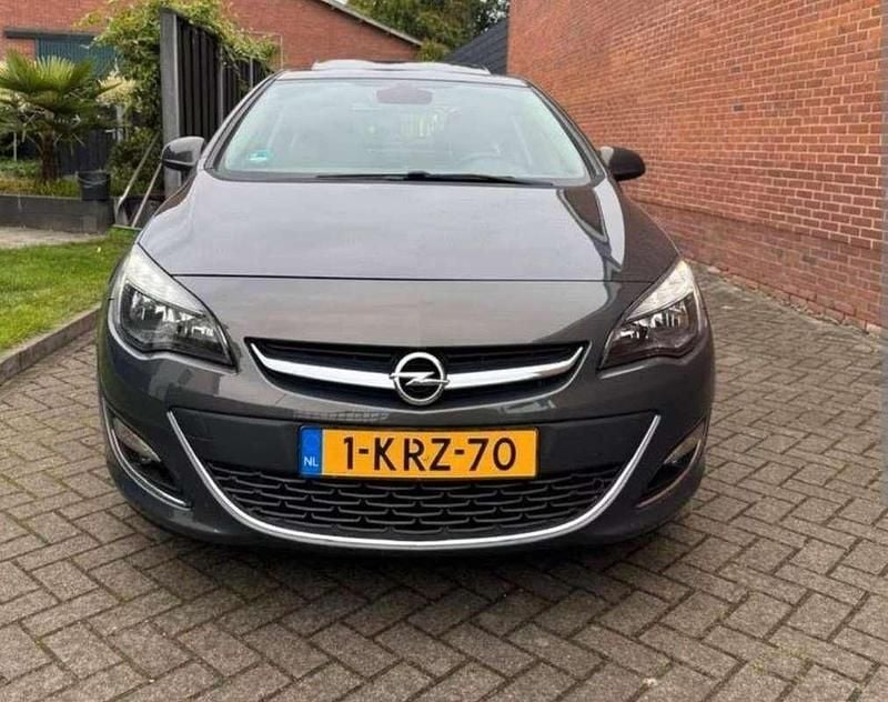 Grijs Gebruikt 2013 Opel Astra Cosmo Sedan | € 7.995 (Eerlijke prijs) - Afbeelding 1/4