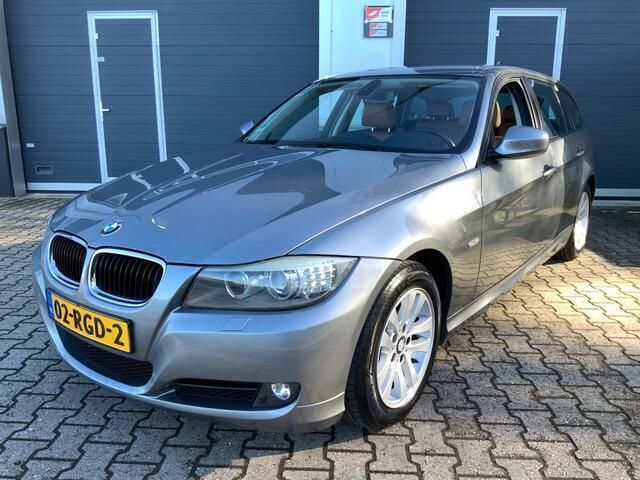 Grijs Gebruikt 2011 BMW 318 Stationwagen | € 3.950 (Eerlijke prijs) - Afbeelding 1/4