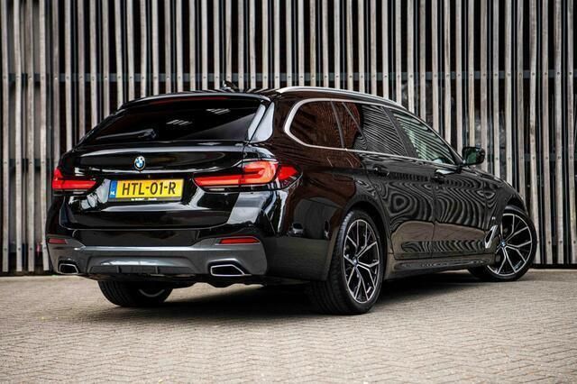 Zwart, metallic lak Gebruikt 2022 BMW 520 M Sport Stationwagen | € 38.950 (Duur) - Afbeelding 1/3