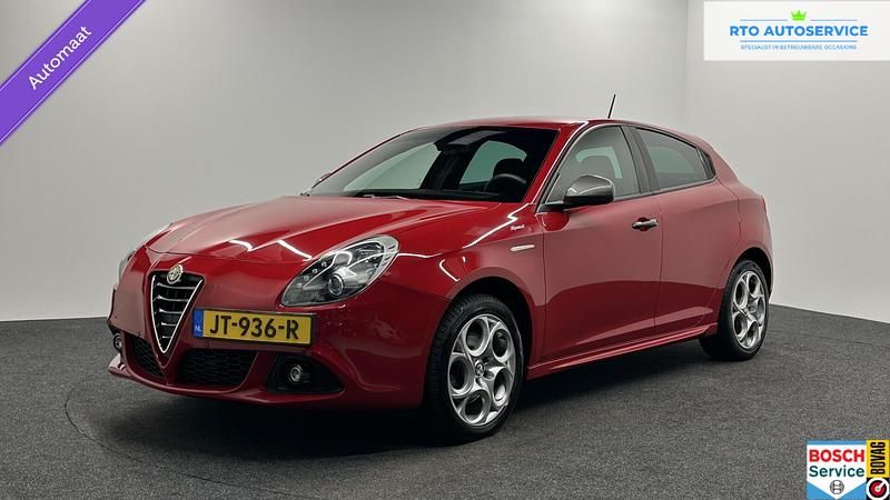 Rood Occasion 2016 Alfa Romeo Giulietta Super Hatchback | € 15.000 (Eerlijke prijs) - Afbeelding 1/4