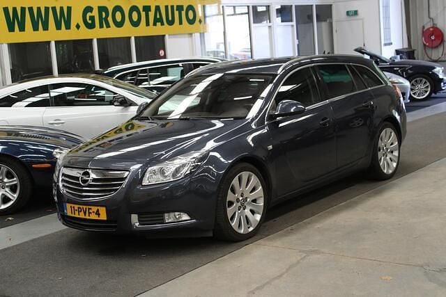 Blauw Gebruikt 2010 Opel Insignia Cosmo Stationwagen | € 5.744 (Eerlijke prijs) - Afbeelding 1/4