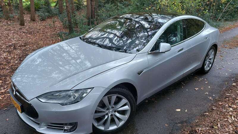 Zilver Gebruikt 2015 Tesla Model S Sedan | € 19.500 (Goede deal) - Afbeelding 1/4