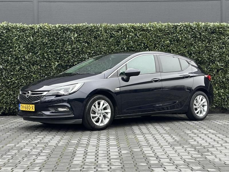 Blauw Occasion 2018 Opel Astra Innovation Hatchback | € 10.950 (Super prijs) - Afbeelding 1/4