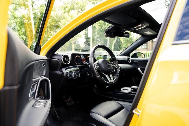 Geel Gebruikt 2020 Mercedes A250 Hatchback | € 27.999 (Goede deal) - Afbeelding 1/3