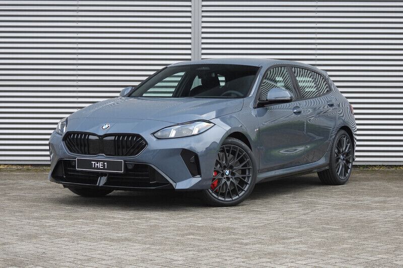 Storm bay Nieuw 2025 BMW 120 M Sport Hatchback | € 53.515 (Eerlijke prijs) - Afbeelding 1/4